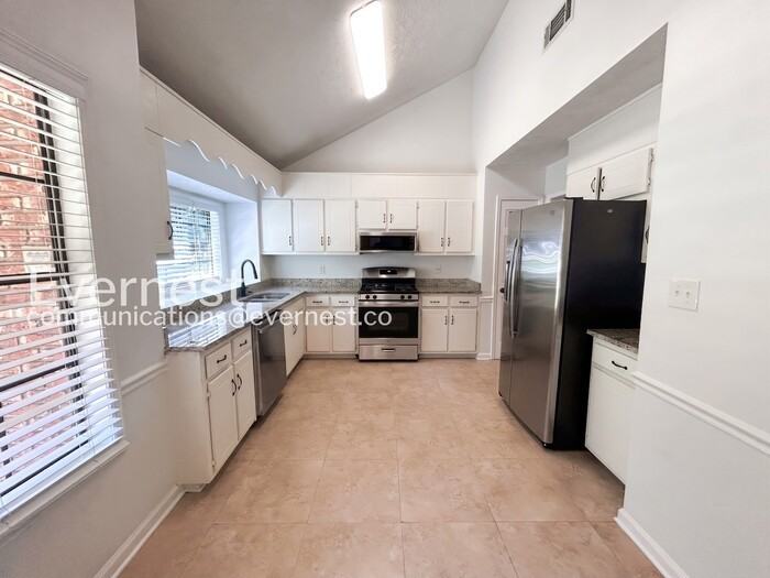 3615 Winterberry Ln - Photo 5 of 17
