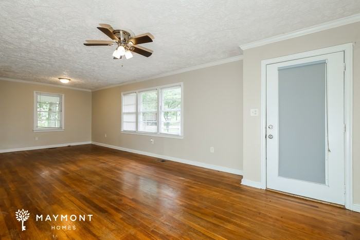 1434 Winchester St - Photo 4 of 12