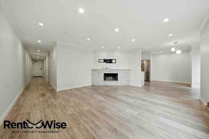 1565 Sacramento St - Photo 4 of 30