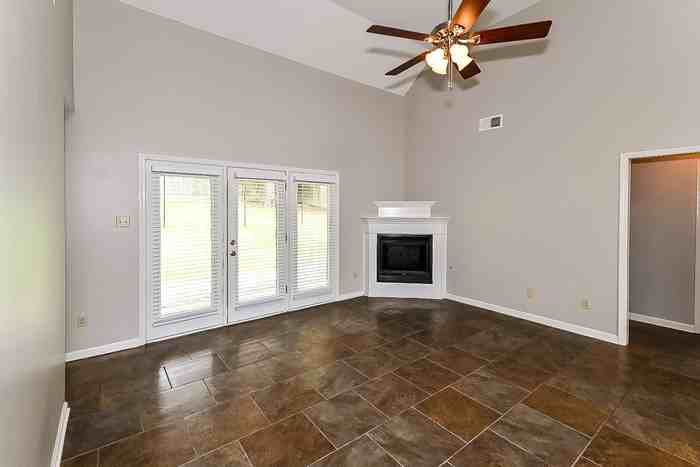 1327 Biloxi St - Photo 3 of 18
