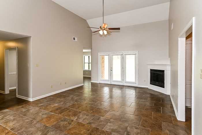 1327 Biloxi St - Photo 4 of 18