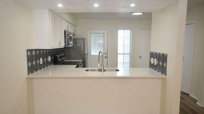 3713 N Saint Charles St - Photo 3 of 18