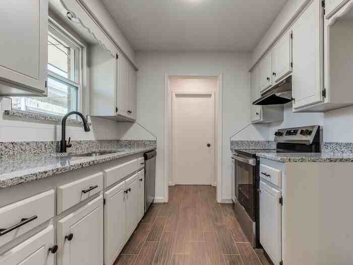 1915 N Moulton Ct - Photo 6 of 29