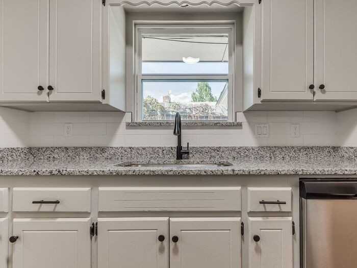 1915 N Moulton Ct - Photo 7 of 29
