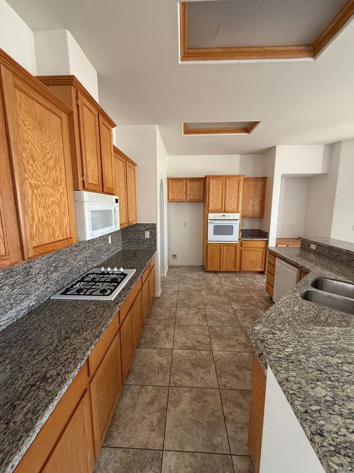 12710 Crystal Cove Ave - Photo 6 of 27