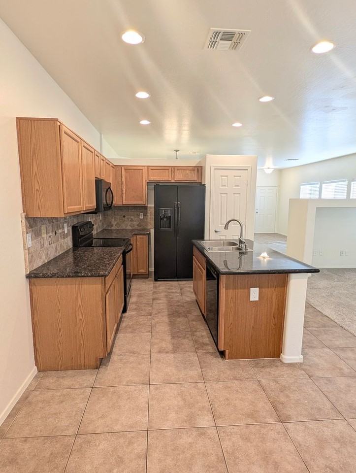 44714 W Alamendras St - Photo 6 of 32