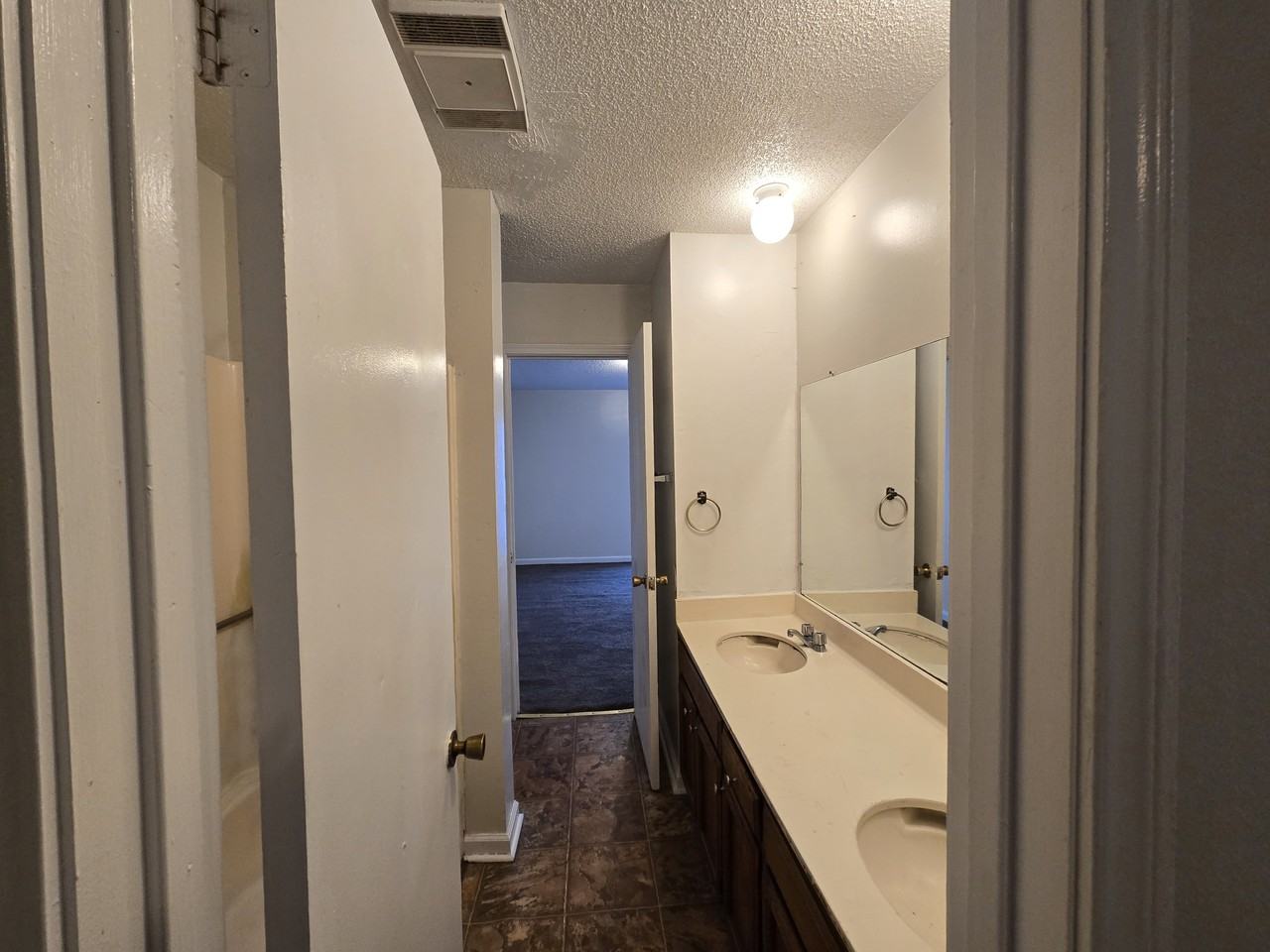 118 Oak Ridge Ave Apt D #1 - Photo 5 of 12