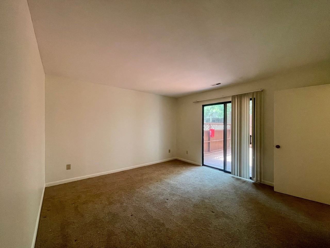 180 Summerwalk Cir - Photo 6 of 11