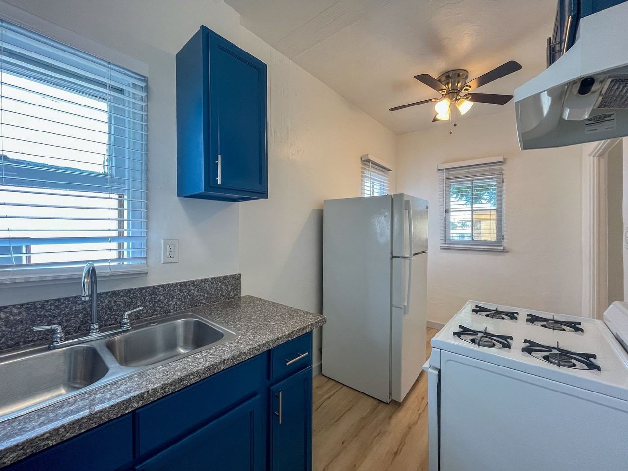 551 Daisy Ave - Photo 3 of 18