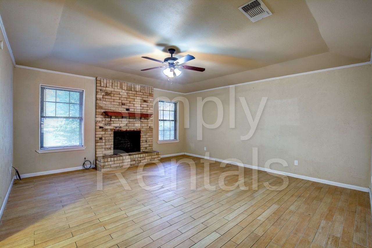 6716 Sayle St - Photo 5 of 39