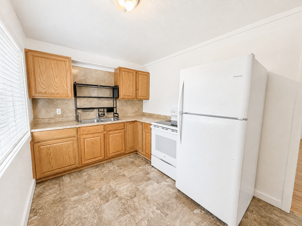322 Willow St - Photo 4 of 11
