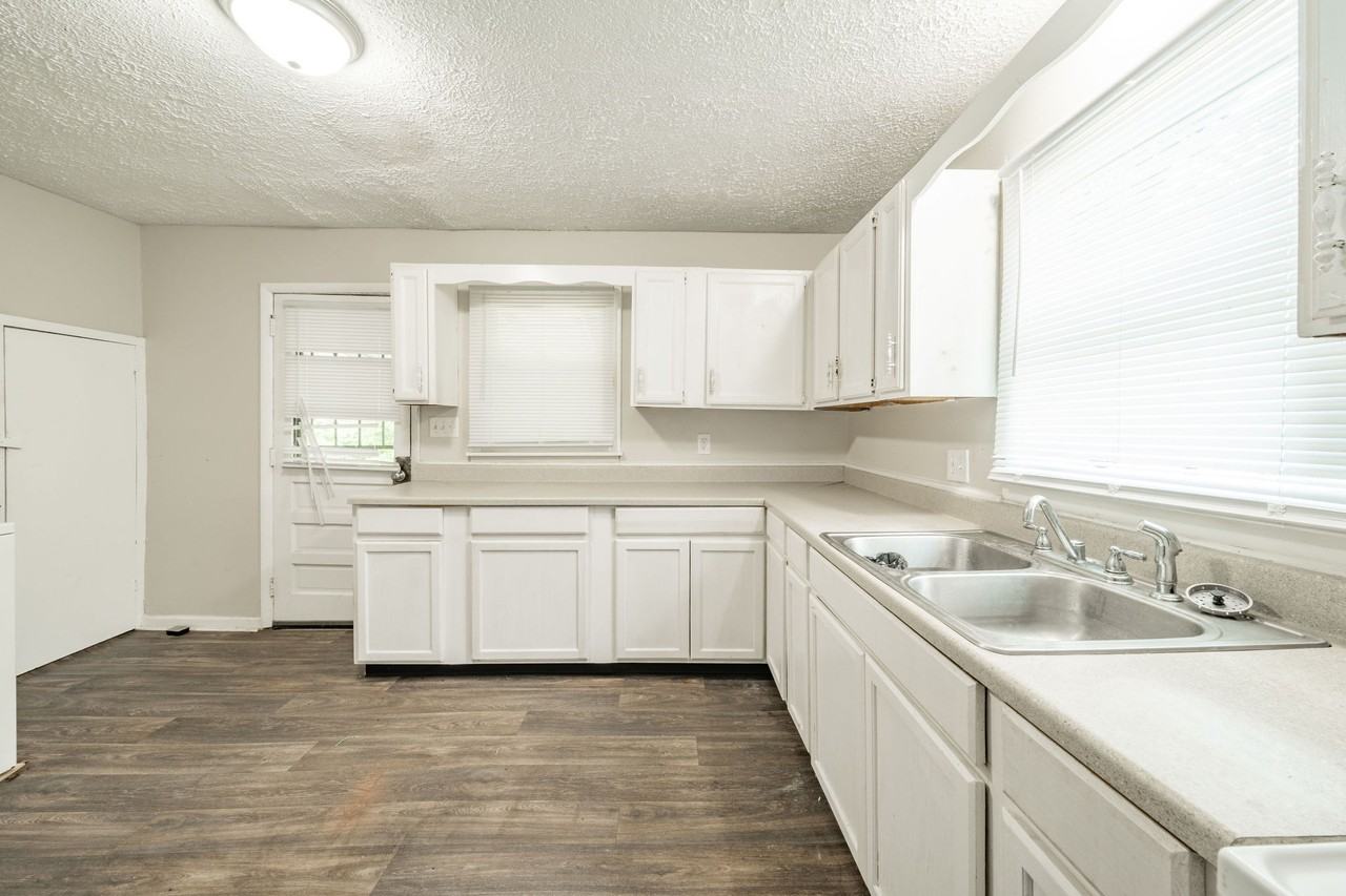 2250 N Goodlet Ave #2250 - Photo 3 of 11