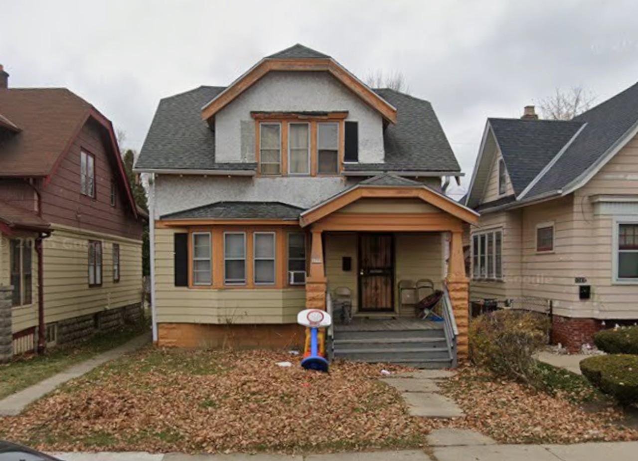 Spacious 2Br Lower Duplex in Milwaukee - Photo 2 of 14