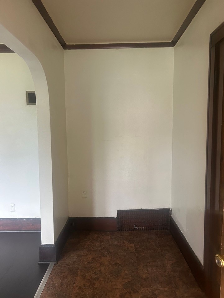 Spacious 2Br Lower Duplex in Milwaukee - Photo 3 of 14