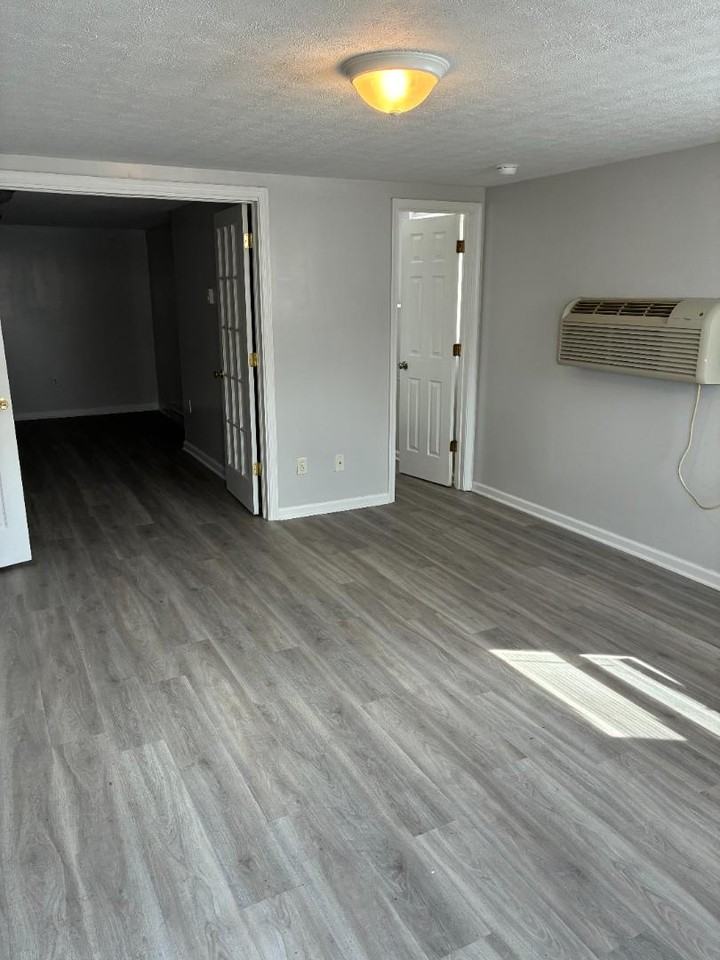 505 East College Street - Photo 4 of 14