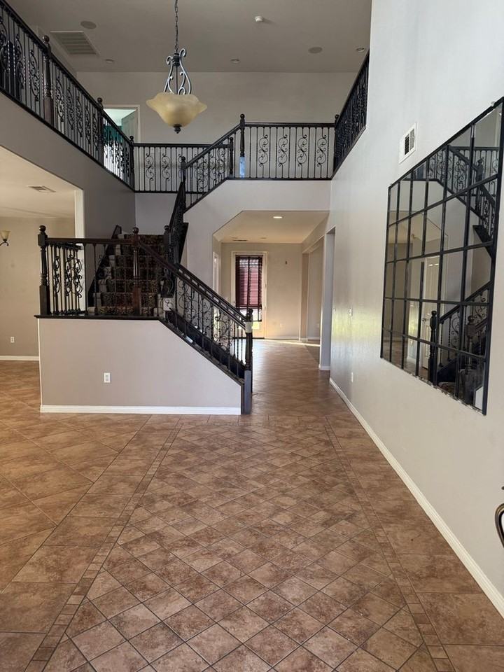 10317 Titanium St - Photo 3 of 36