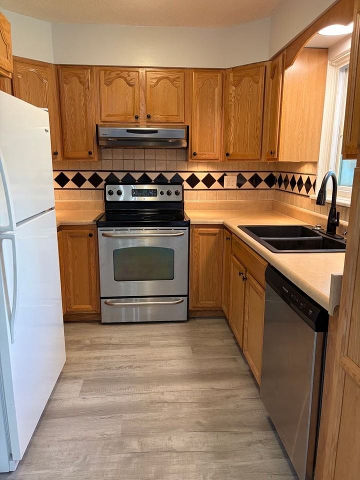 920 Galen Dr - Photo 2 of 12