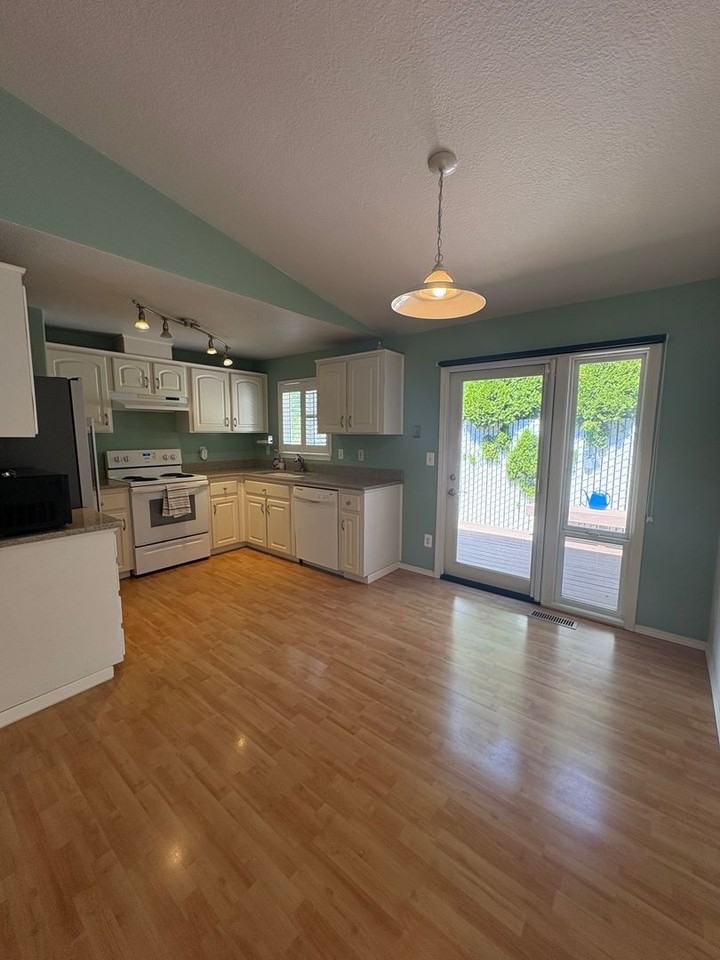 3737 Se 68th Ave - Photo 4 of 30
