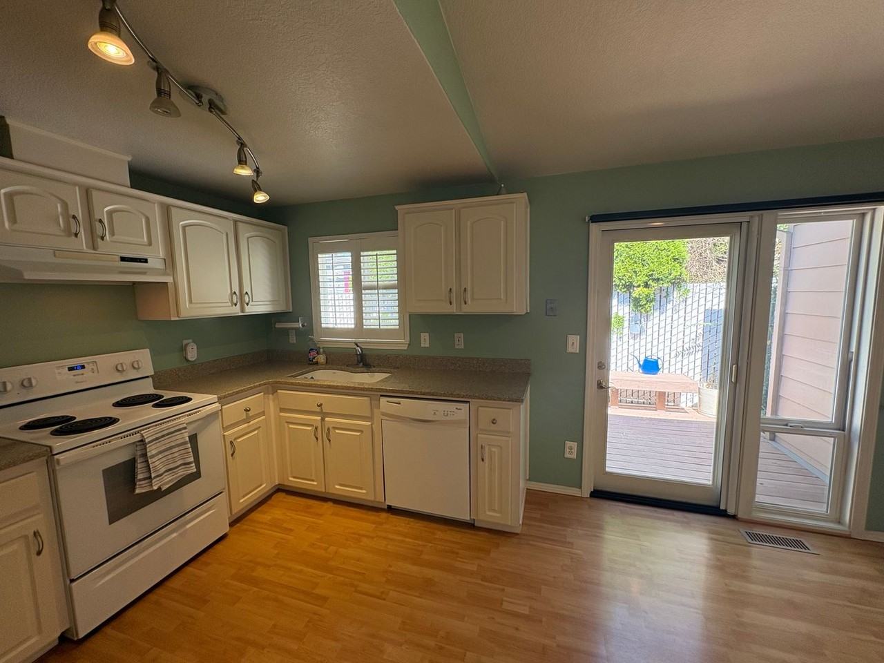 3737 Se 68th Ave - Photo 6 of 30