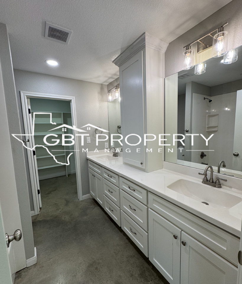 383 E Burleson Ave - Photo 6 of 10