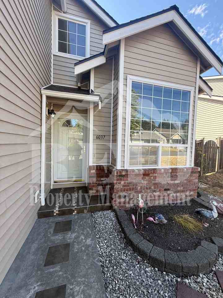 6037 Sycamore Ln Ne - Photo 3 of 33