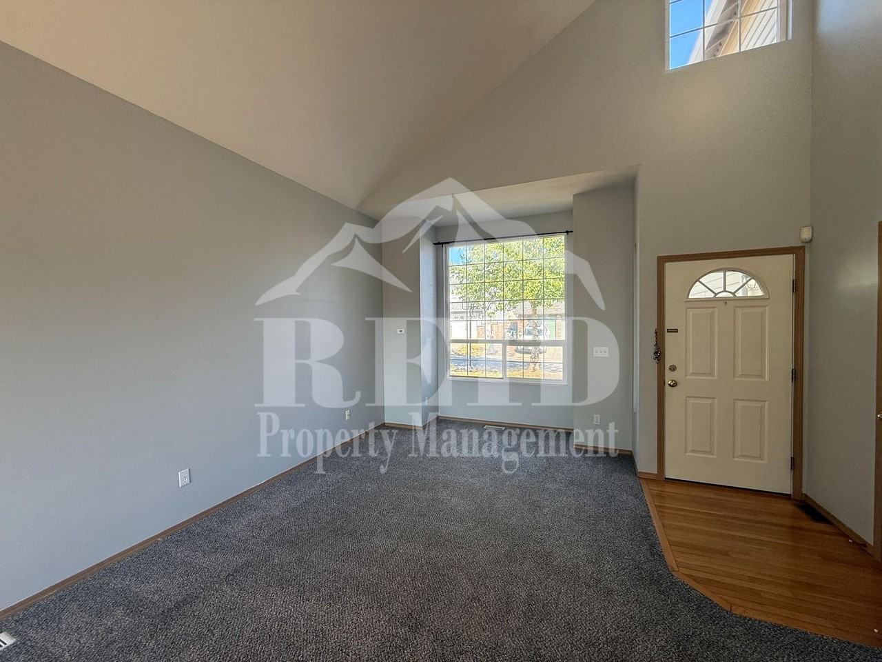 6037 Sycamore Ln Ne - Photo 4 of 33