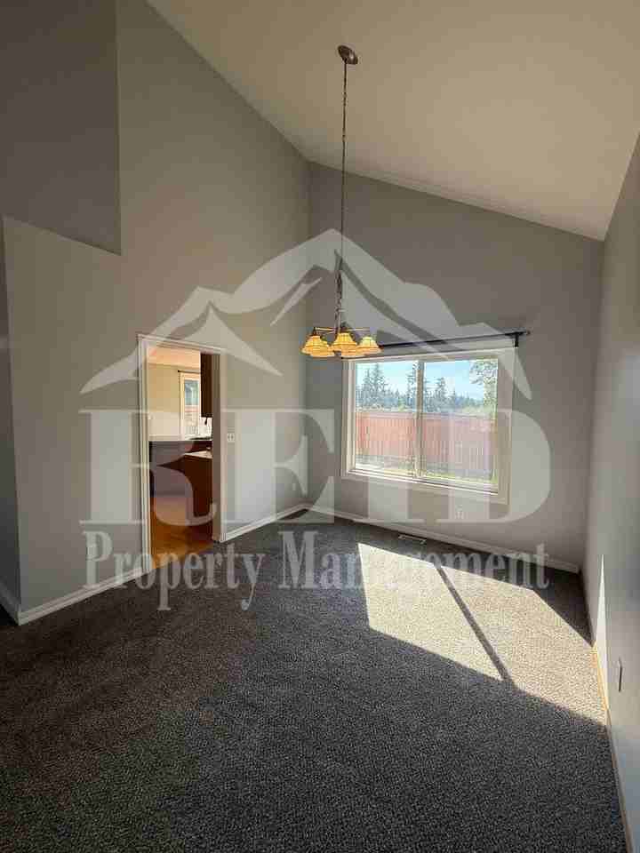 6037 Sycamore Ln Ne - Photo 6 of 33