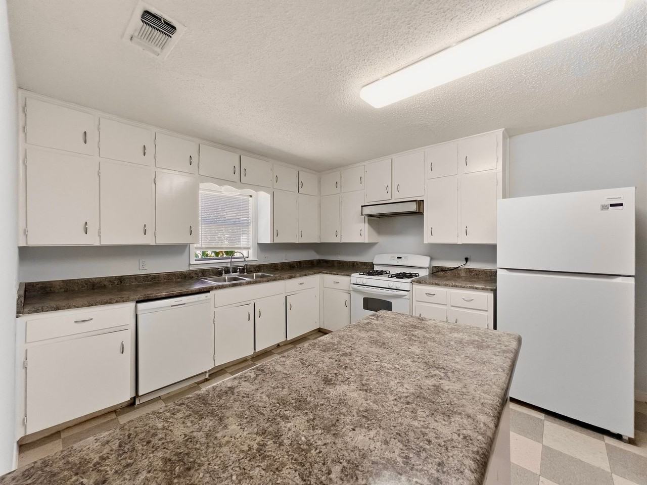 5400 Harmon Ave - Photo 6 of 24