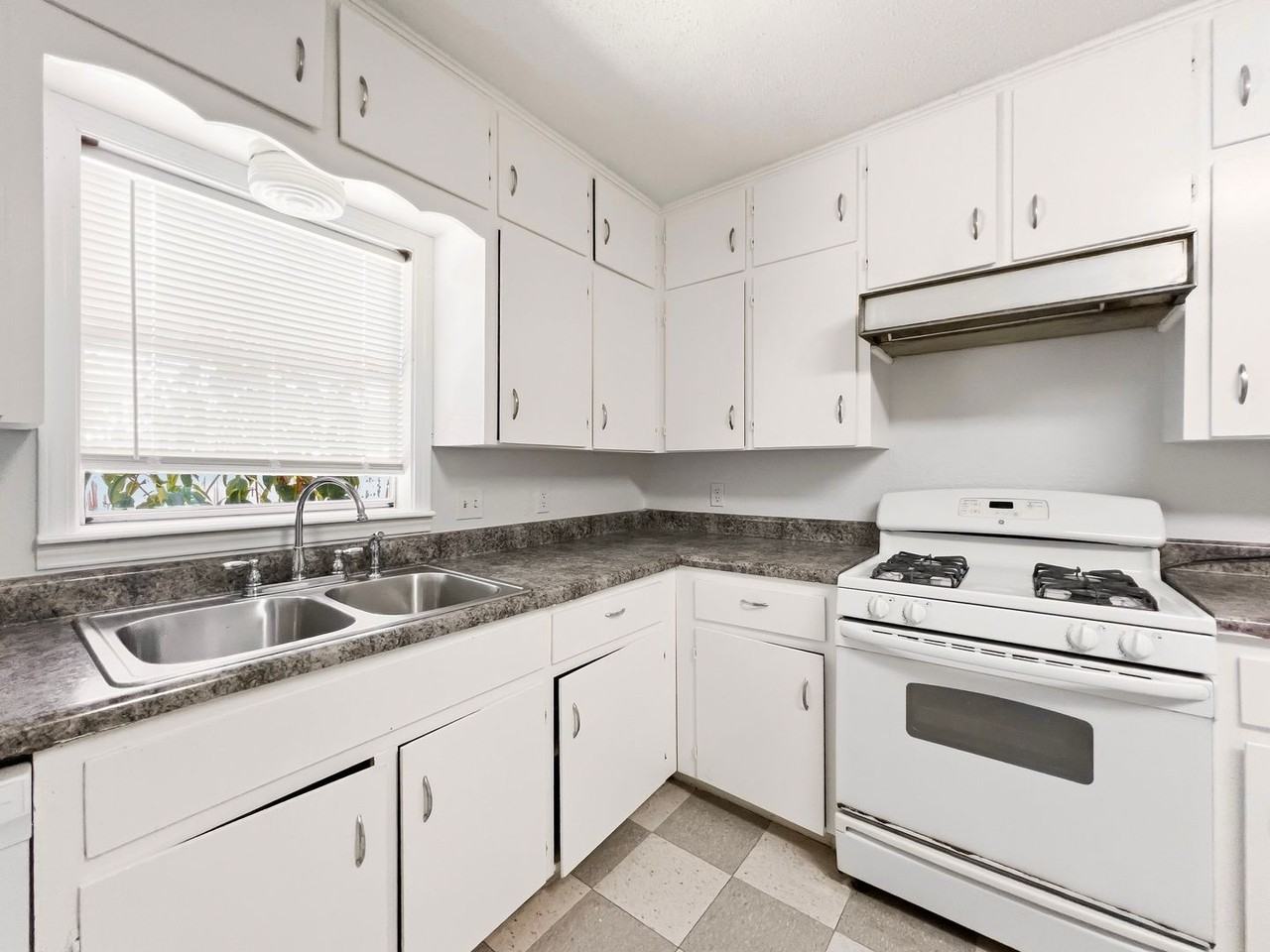 5400 Harmon Ave - Photo 7 of 24