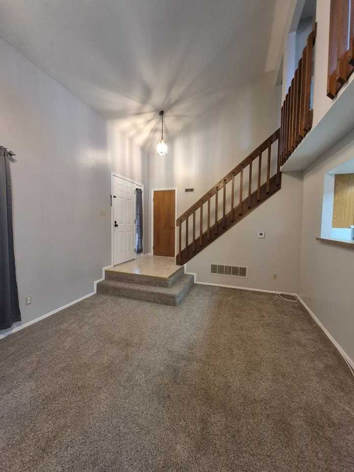 1387 Sanzon Dr - Photo 6 of 32