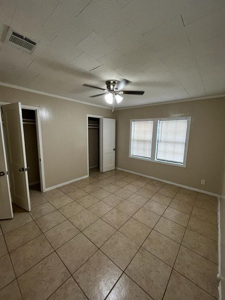 4340 Pine St - Photo 3 of 8