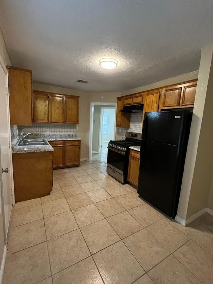 4340 Pine St - Photo 6 of 8