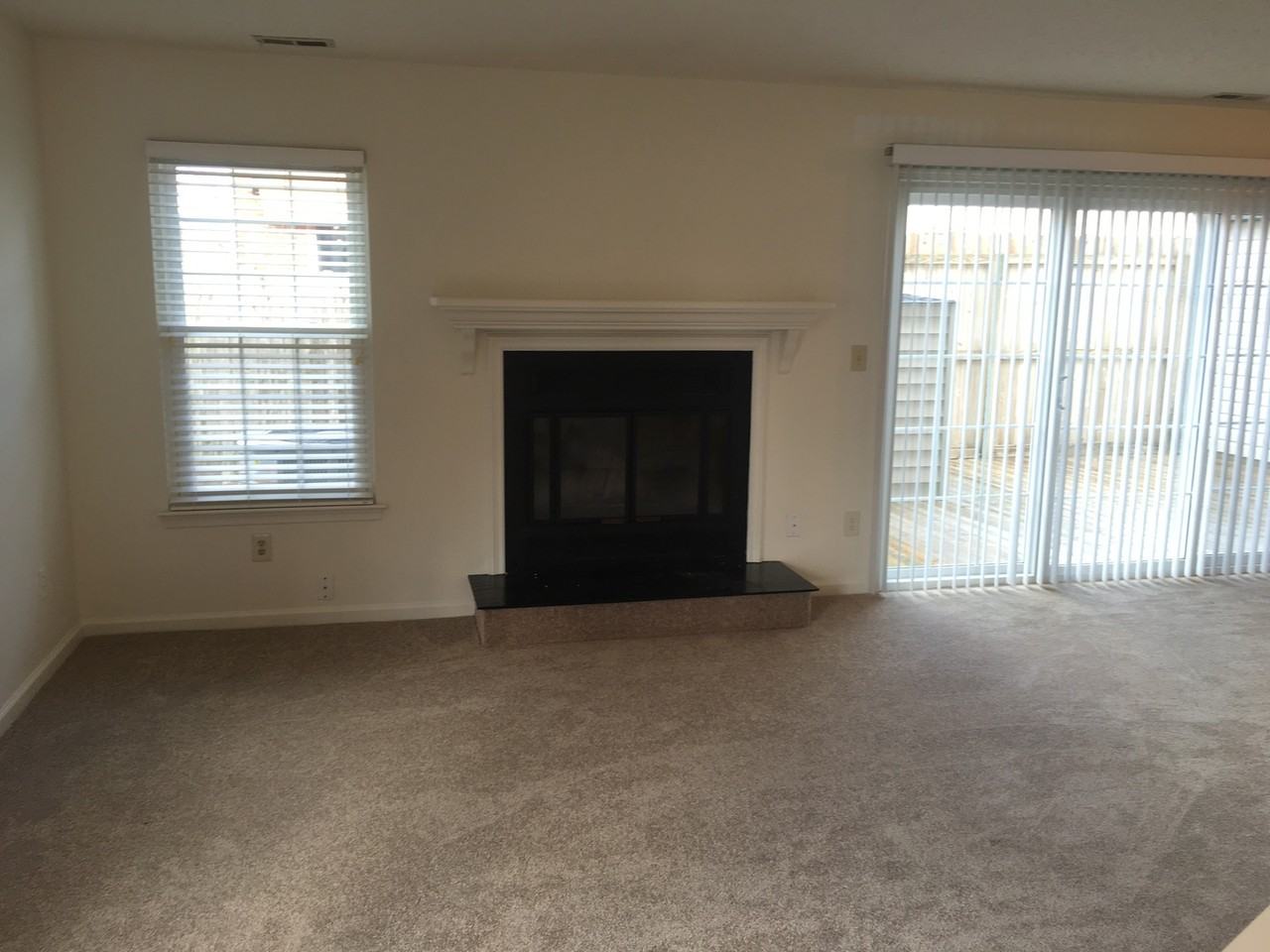 656 Oleander Cir - Photo 4 of 32