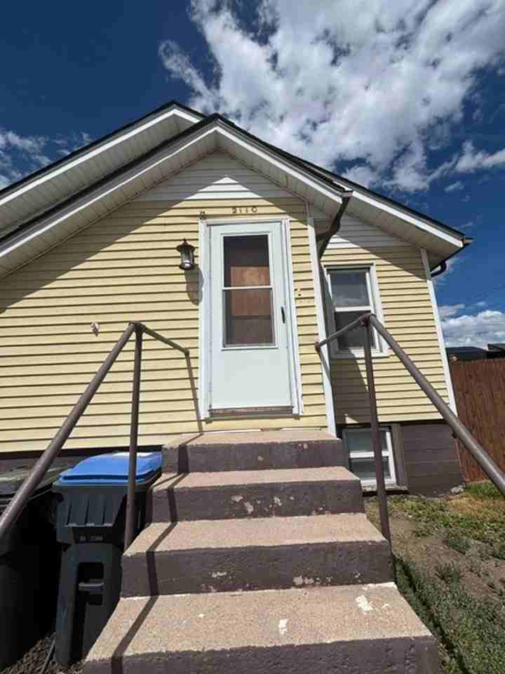 2110 E 13th St - Photo 2 of 19