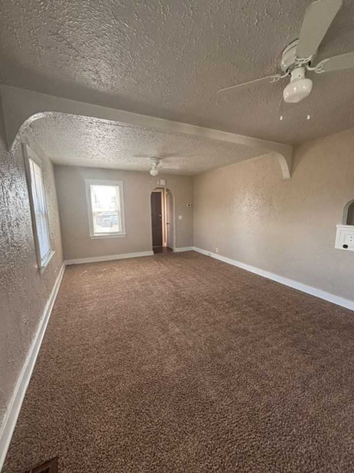2110 E 13th St - Photo 4 of 19