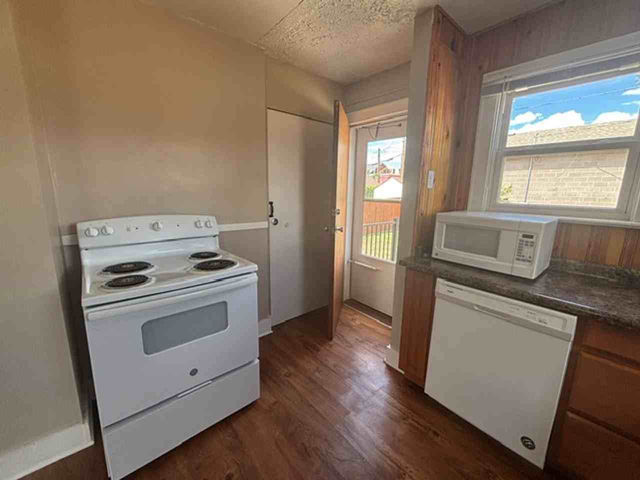 2110 E 13th St - Photo 6 of 19