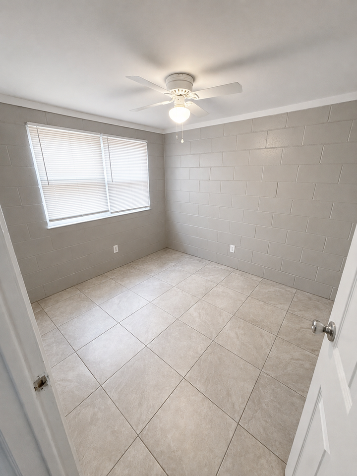 2201 Washington St #B - Photo 3 of 11