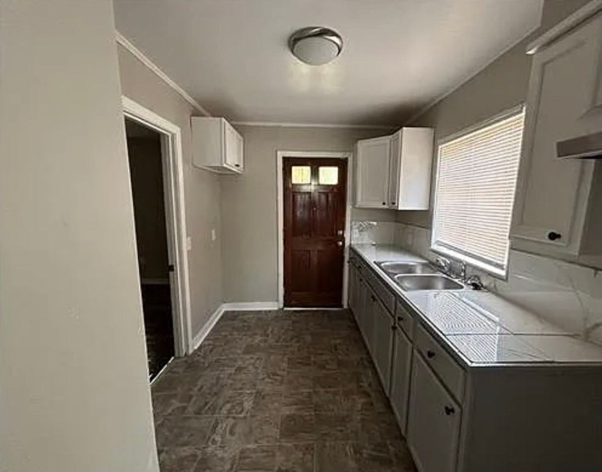 3719 Main St - Photo 2 of 9