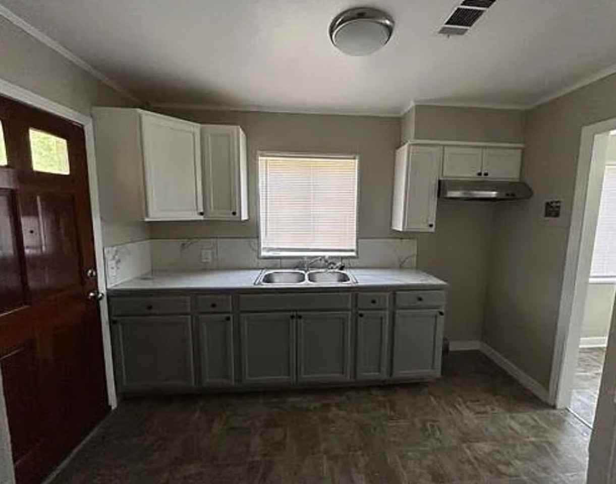 3719 Main St - Photo 3 of 9