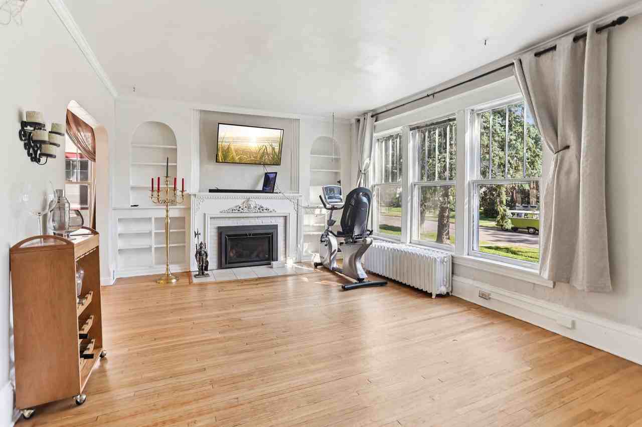 1253 Ashland Ave - Photo 4 of 31