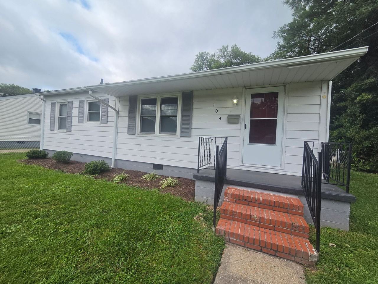 104 Twin Oaks Dr - Photo 3 of 18