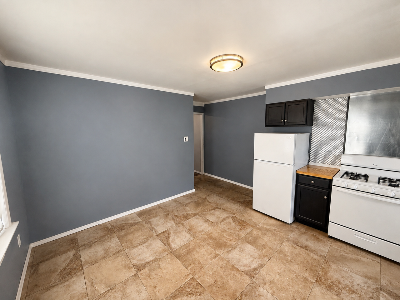 561 Northampton St - Photo 4 of 15