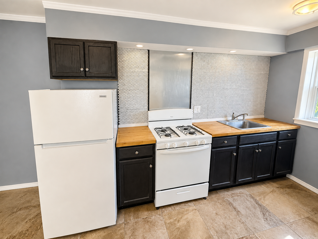561 Northampton St - Photo 5 of 15