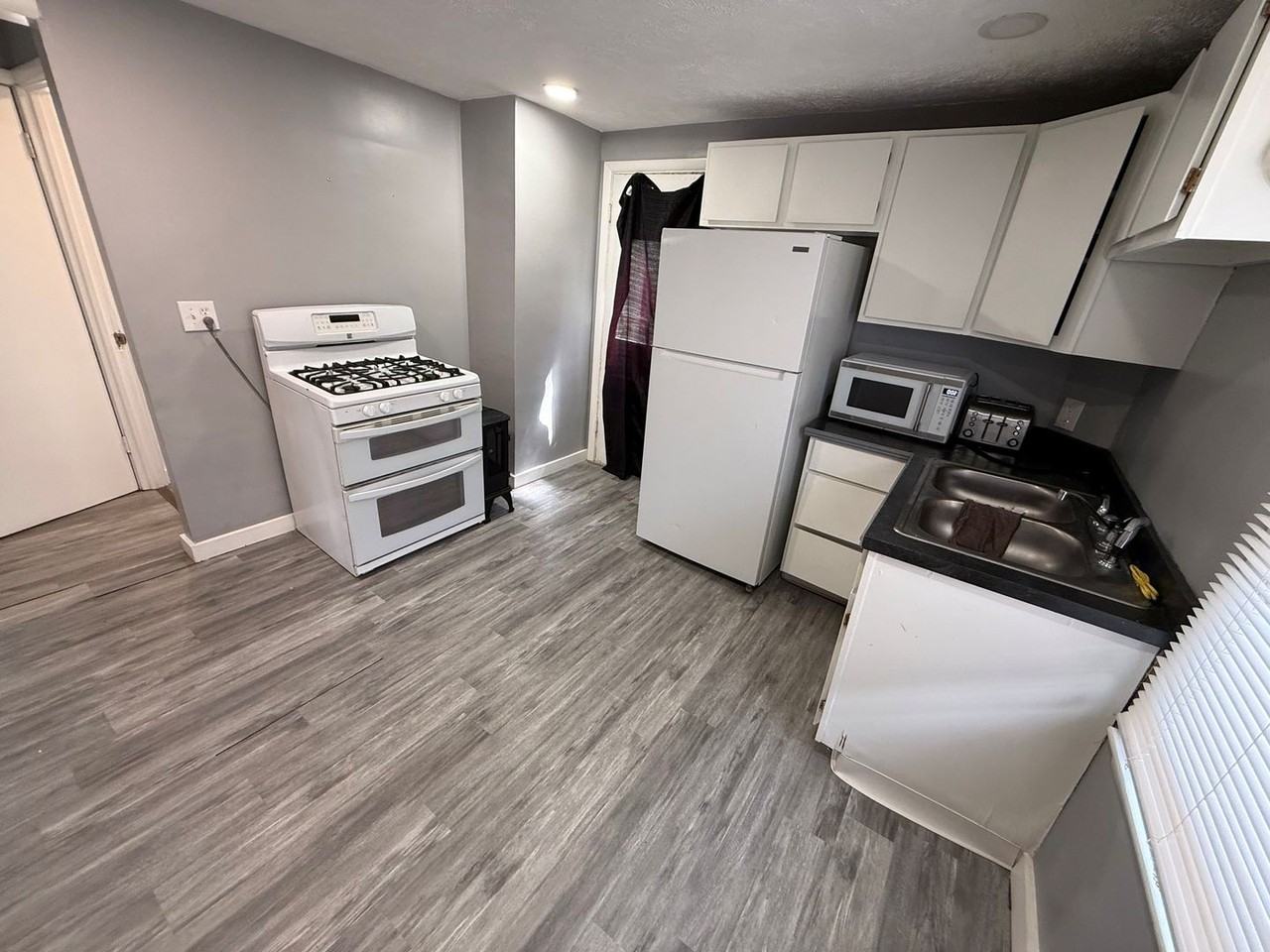 190 E Mapledale Ave - Photo 4 of 11