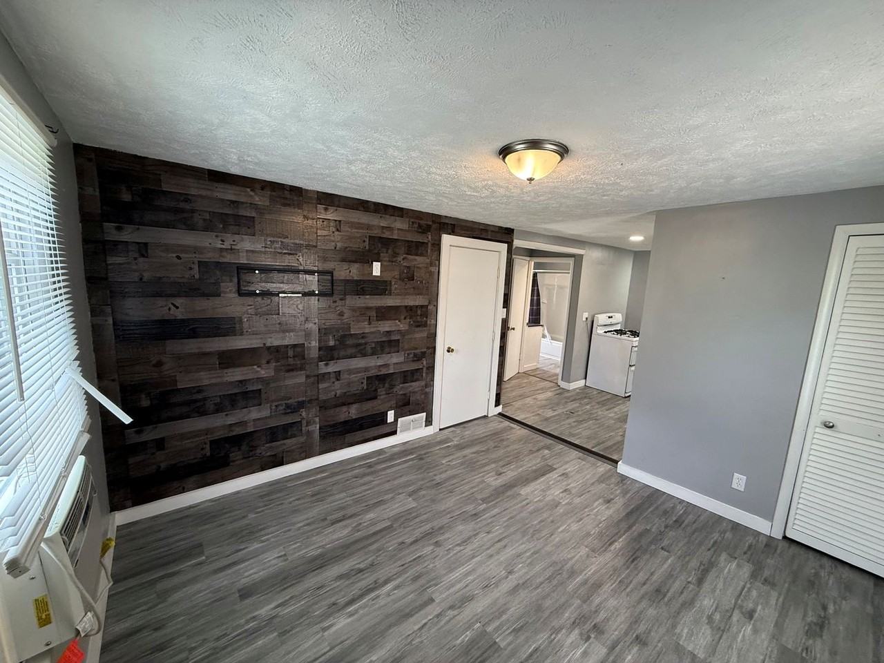 190 E Mapledale Ave - Photo 5 of 11