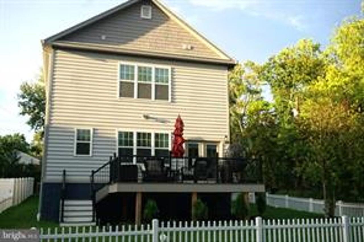 208 Bryan Ave - Photo 4 of 32