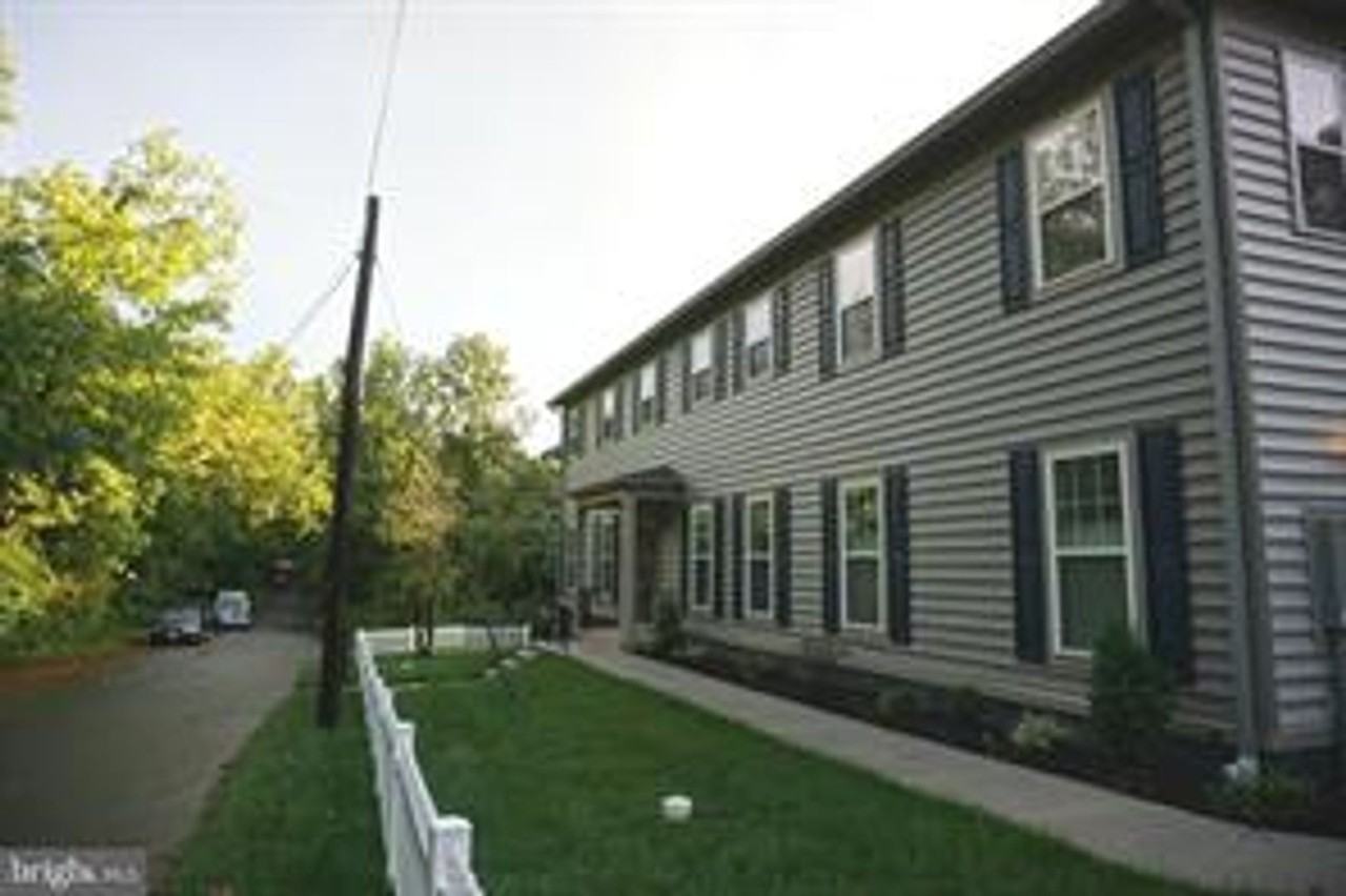 208 Bryan Ave - Photo 5 of 32