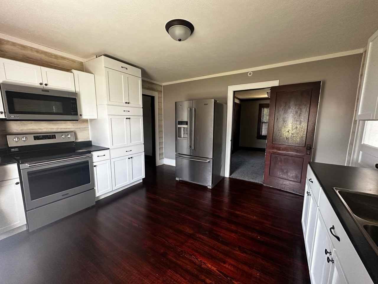 538 S Marshall St - Photo 2 of 4