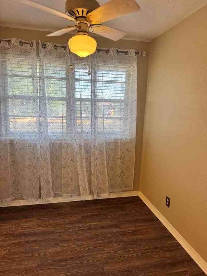2729 Sw 82nd St - Photo 3 of 13