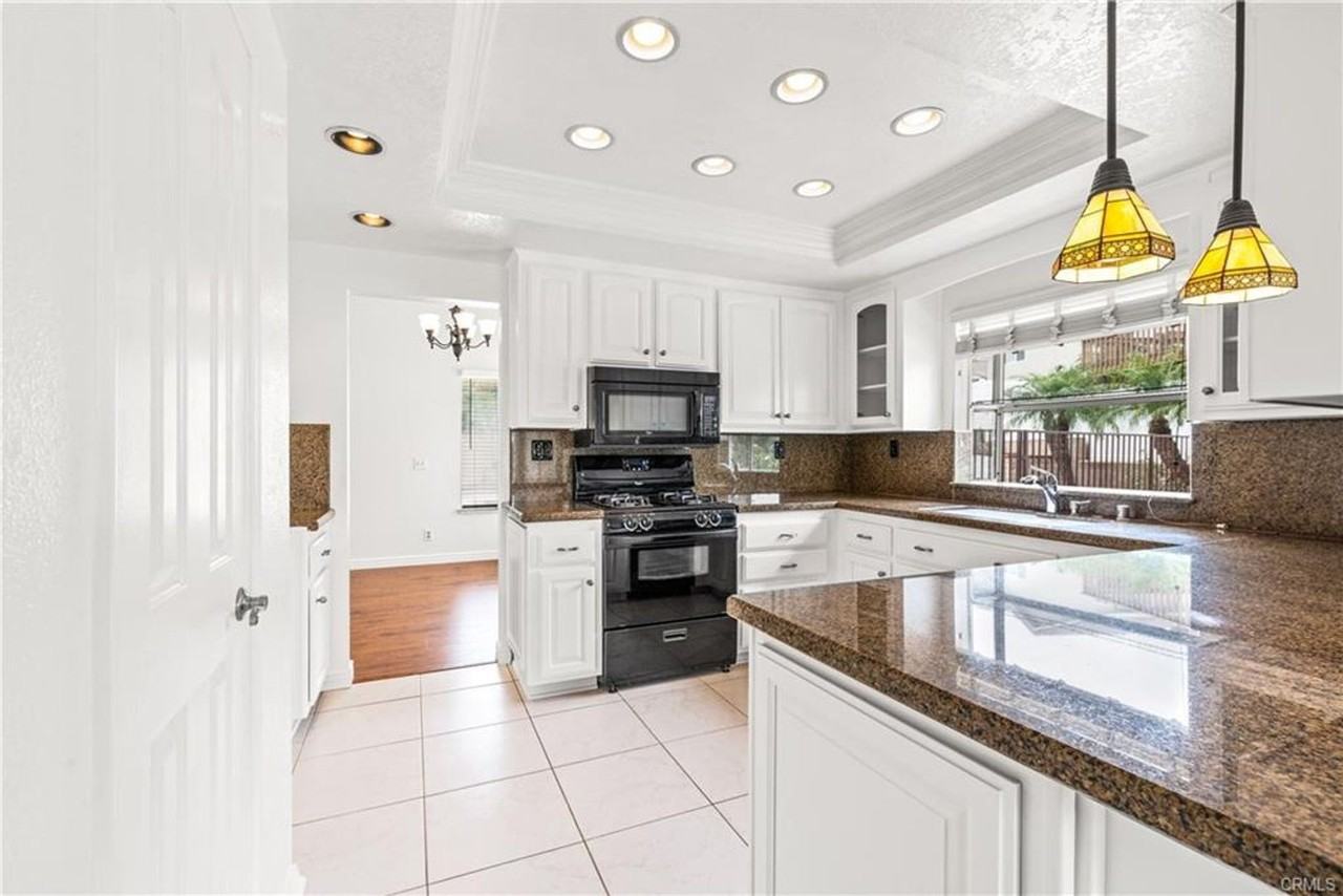 1260 Highcliff Cir - Photo 7 of 23